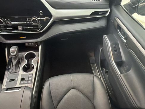 Used 2023 Toyota Highlander Platinum FWD image 28