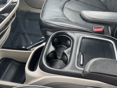 Used 2011 Chrysler Town & Country Touring-L w/ Entertainment Group #2 image 28