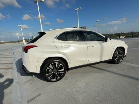 Certified 2022 Lexus UX 200 w/ Premium Package FWD image 8