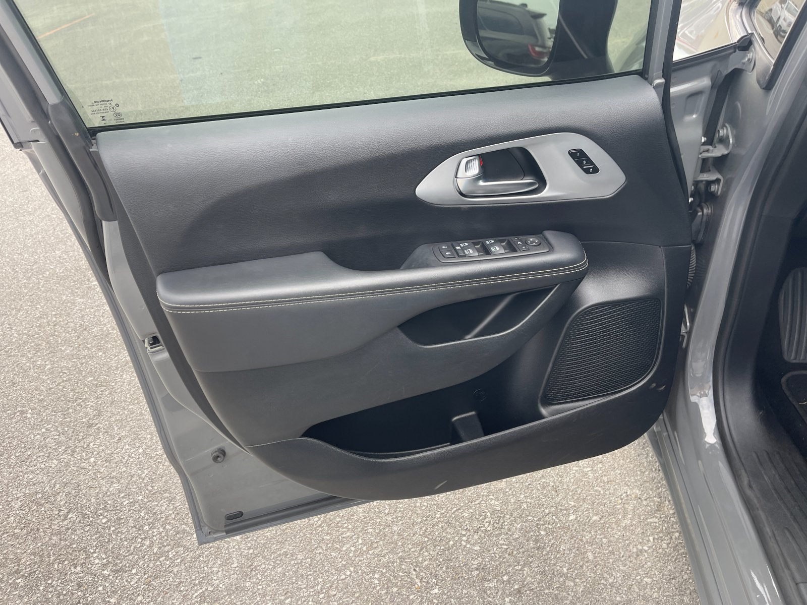 Used 2025 Chrysler Pacifica Limited FWD image 12