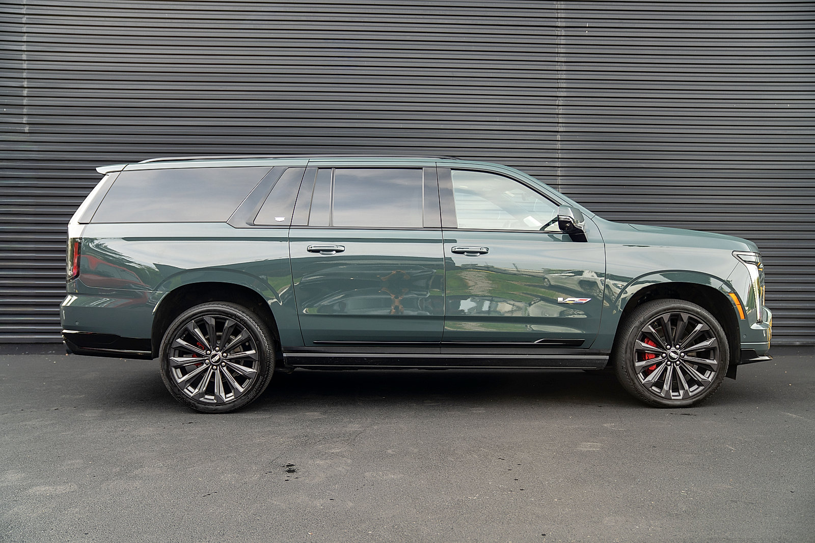 Used 2025 Cadillac Escalade ESV V AWD/4WD image 29