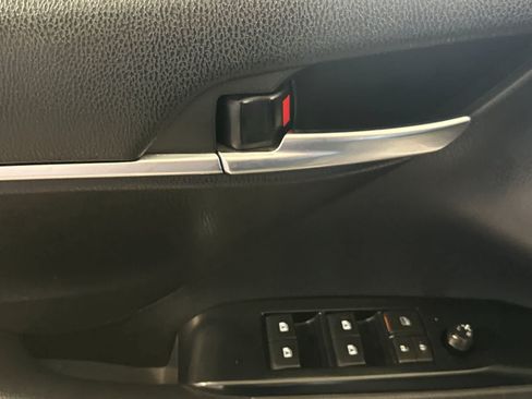 Used 2018 Toyota Camry SE w/ Moonroof Package FWD image 13