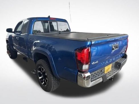 Used 2018 Toyota Tacoma SR5 AWD/4WD image 2
