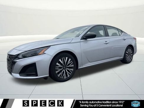 Used 2024 Nissan Altima 2.5 SV image 1