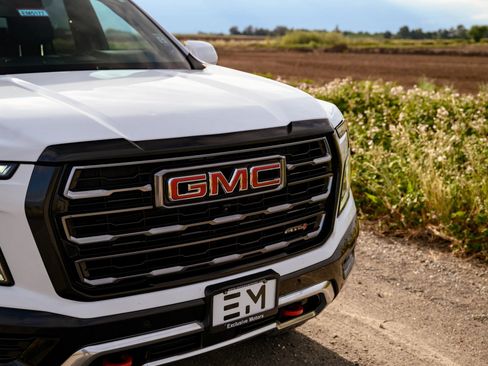 Used 2025 GMC Yukon XL AT4 AWD/4WD image 7