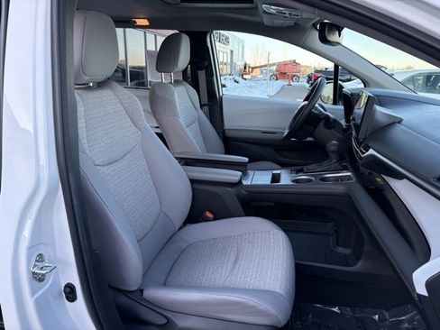 Used 2025 Toyota Sienna LE image 17
