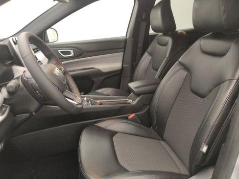 Used 2025 Jeep Compass Latitude AWD/4WD image 17