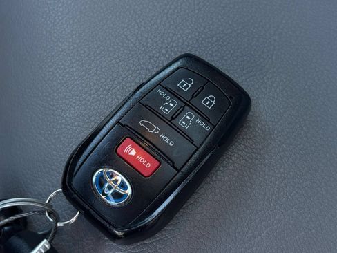 Used 2025 Toyota Sienna XLE FWD image 22