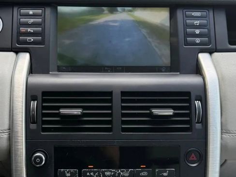 Used 2016 Land Rover Discovery Sport SE image 9