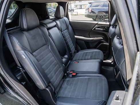 Used 2024 Mitsubishi Outlander FWD image 21