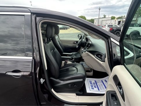 Used 2018 Chrysler Pacifica Touring-L w/ Advanced Safetytec Group FWD image 22