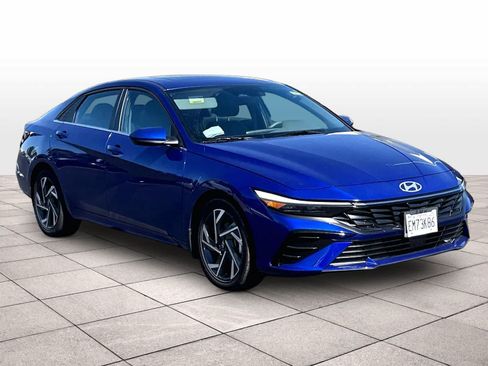 Used 2025 Hyundai Elantra SEL FWD image 3