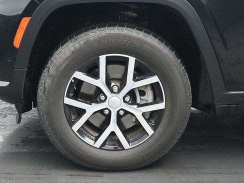 Used 2024 Jeep Grand Cherokee L Limited w/ Luxury Tech Group II image 35