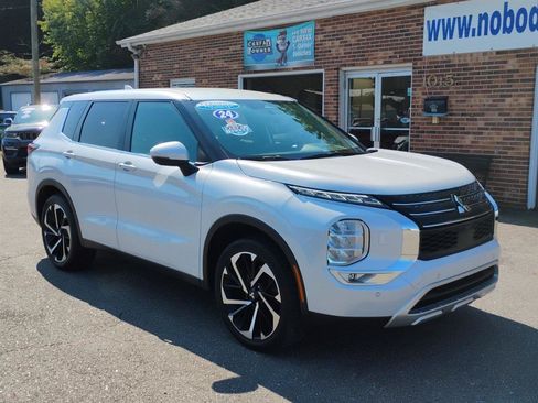 Used 2024 Mitsubishi Outlander SE AWD/4WD image 3