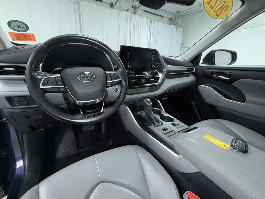 Used 2021 Toyota Highlander XLE AWD/4WD image 13