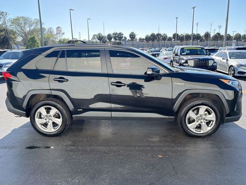 Used 2021 Toyota RAV4 XLE Premium image 8