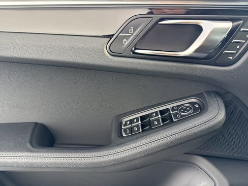 Certified 2026 Porsche Macan AWD/4WD image 12