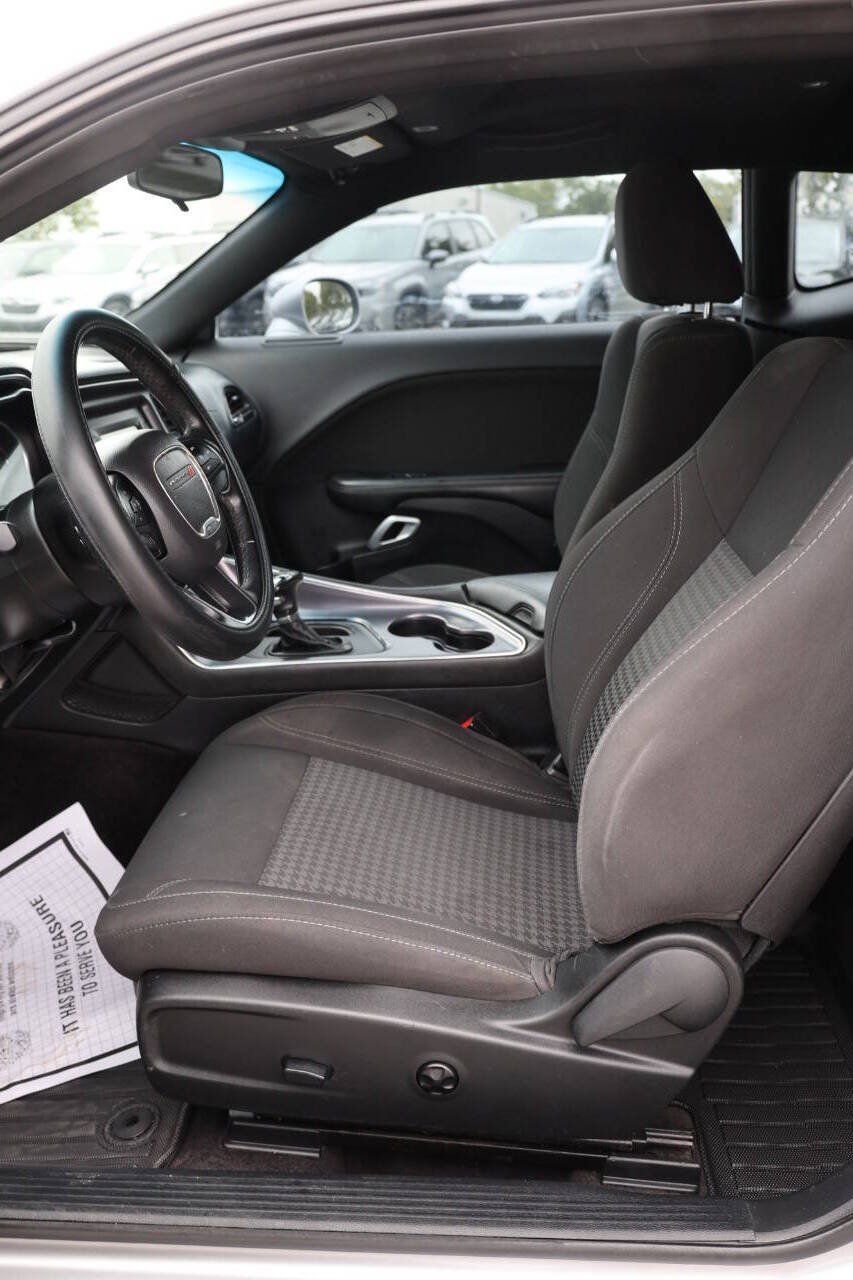 Used 2017 Dodge Challenger R/T RWD image 13
