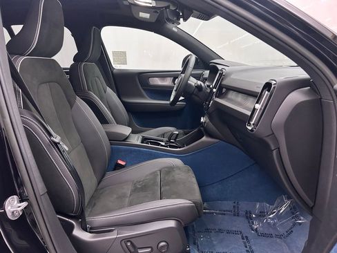 Used 2023 Volvo XC40 Recharge Plus image 17