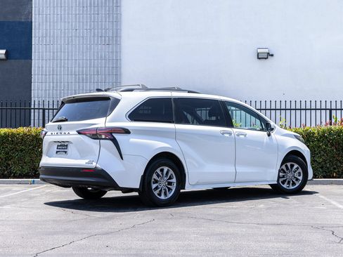 Used 2022 Toyota Sienna XLE w/ XLE Plus Package FWD image 14