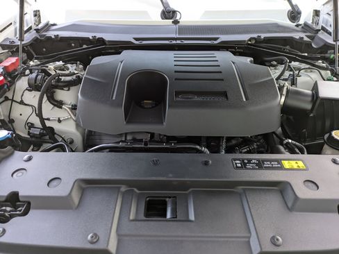 Used 2023 Land Rover Defender 110 SE image 15