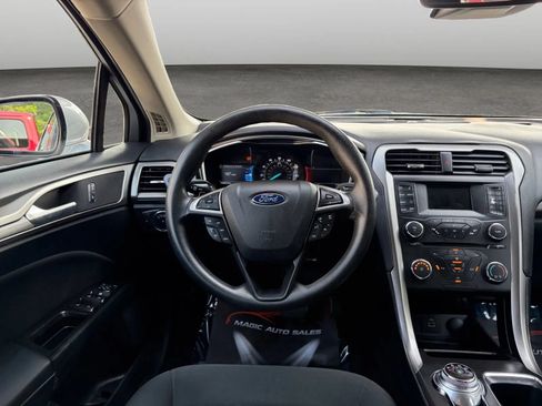 Used 2017 Ford Fusion SE FWD image 26
