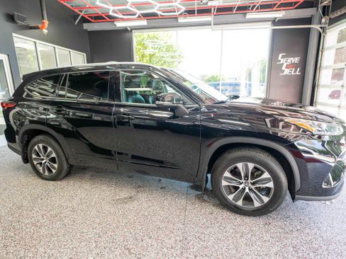 Used 2022 Toyota Highlander XLE AWD/4WD image 5