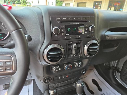 Used 2018 Jeep Wrangler Unlimited Sport S AWD/4WD image 14