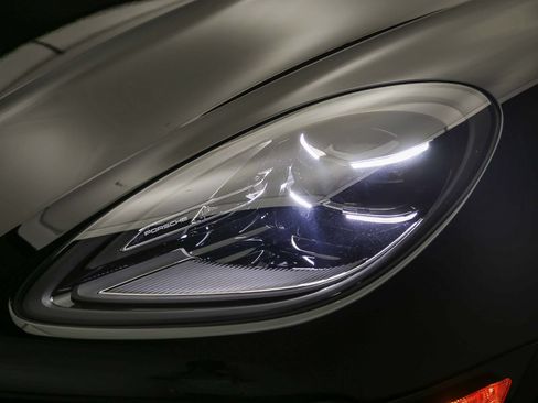 Certified 2026 Porsche Macan AWD/4WD image 11