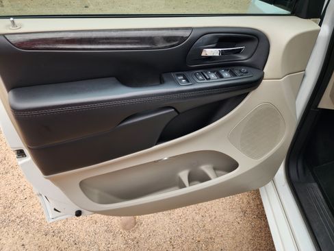 Used 2019 Dodge Grand Caravan SE w/ UConnect Hands-Free Group FWD image 17