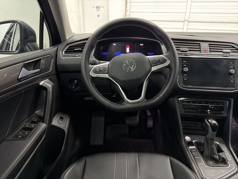 Used 2024 Volkswagen Tiguan SE w/ Panoramic Sunroof Package image 22