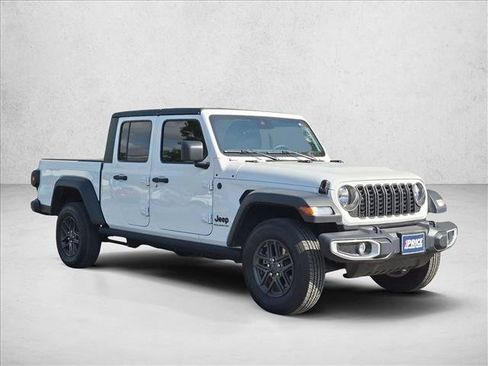 Used 2025 Jeep Gladiator Sport AWD/4WD image 3
