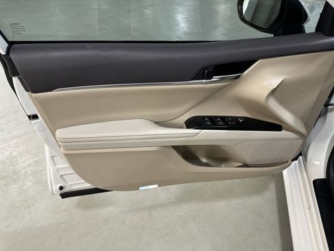 Used 2020 Toyota Camry XLE image 17