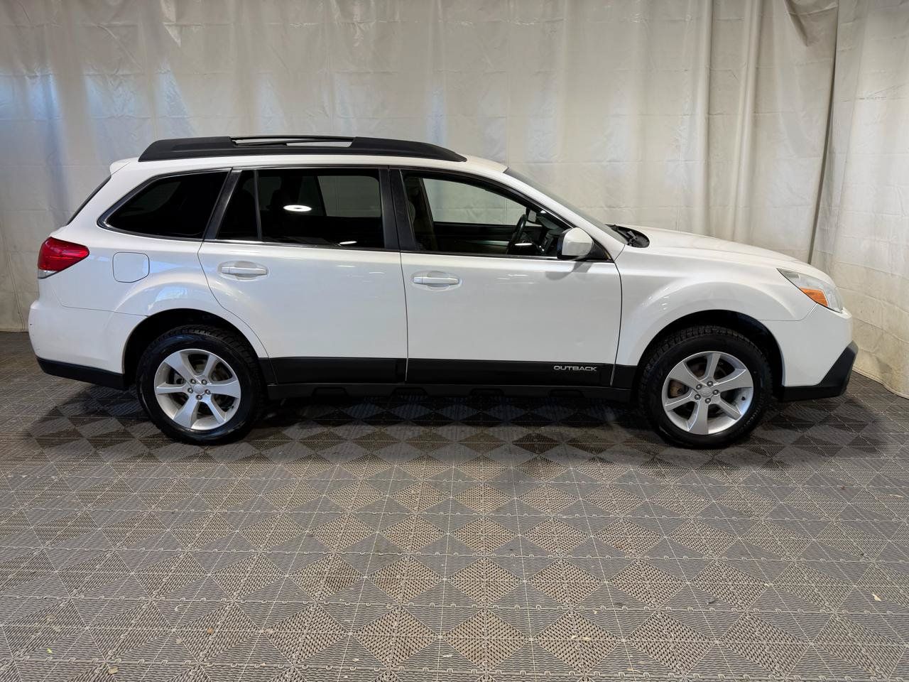 Used 2013 Subaru Outback 2.5i Premium w/ All-Weather Pkg AWD/4WD image 9