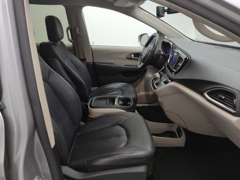 Used 2020 Chrysler Pacifica Touring-L image 21