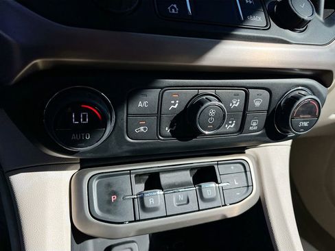 Used 2022 GMC Acadia Denali w/ Denali Ultimate Package image 15