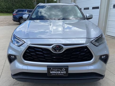 Used 2023 Toyota Highlander XLE AWD/4WD image 3