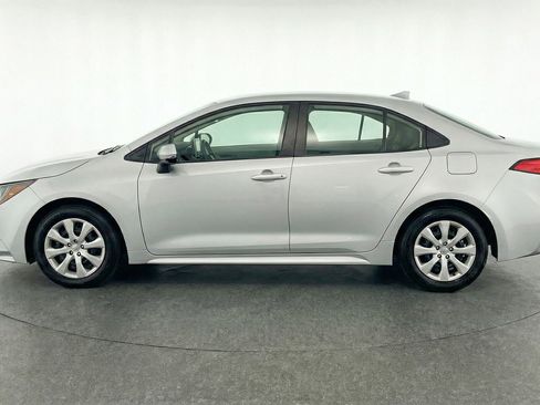 Used 2025 Toyota Corolla LE FWD image 5