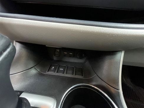 Used 2019 Toyota Highlander XLE FWD image 16