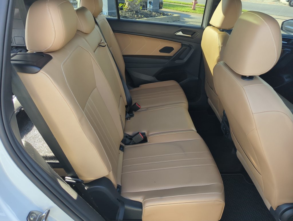 Certified 2024 Volkswagen Tiguan SE R-Line FWD image 34