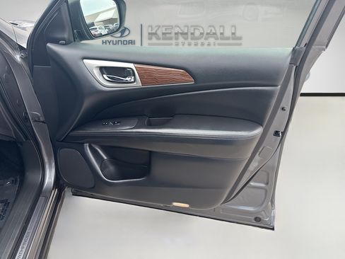 Used 2020 Nissan Pathfinder Platinum FWD image 32