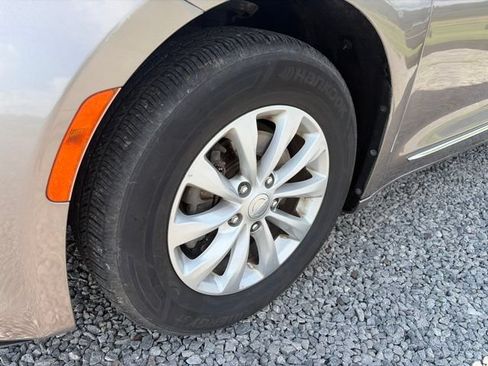 Used 2017 Chrysler Pacifica Touring-L FWD image 4