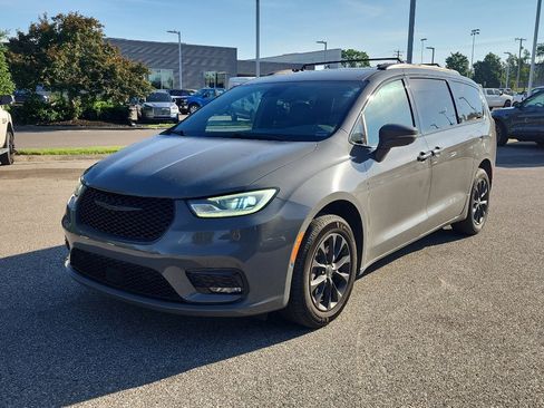 Used 2021 Chrysler Pacifica Touring-L w/ Premium & Safety Sphere Group AWD/4WD image 3