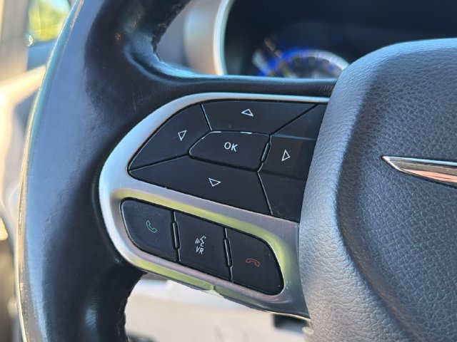 Used 2017 Chrysler Pacifica Touring-L FWD image 21