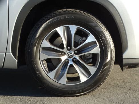 Certified 2022 Toyota Highlander XLE image 7