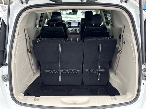 Used 2022 Chrysler Pacifica Touring-L w/ Uconnect Theater Family Group image 14