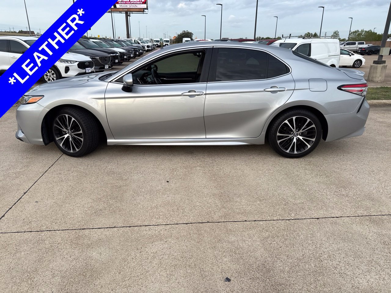 Used 2019 Toyota Camry SE FWD image 3