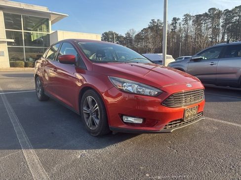 Used 2018 Ford Focus SE w/ SE Appearance Package image 4