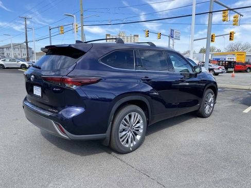 New 2026 Toyota Highlander Platinum AWD/4WD image 3