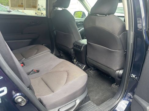 Used 2025 Toyota Highlander LE FWD image 38